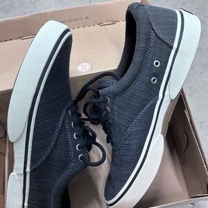 Sperry 8.5 boat shoes. Comfortable fit